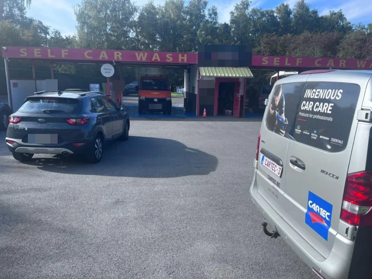 V&eacute;hicule Cartec devant les pistes de lavage en libre-service