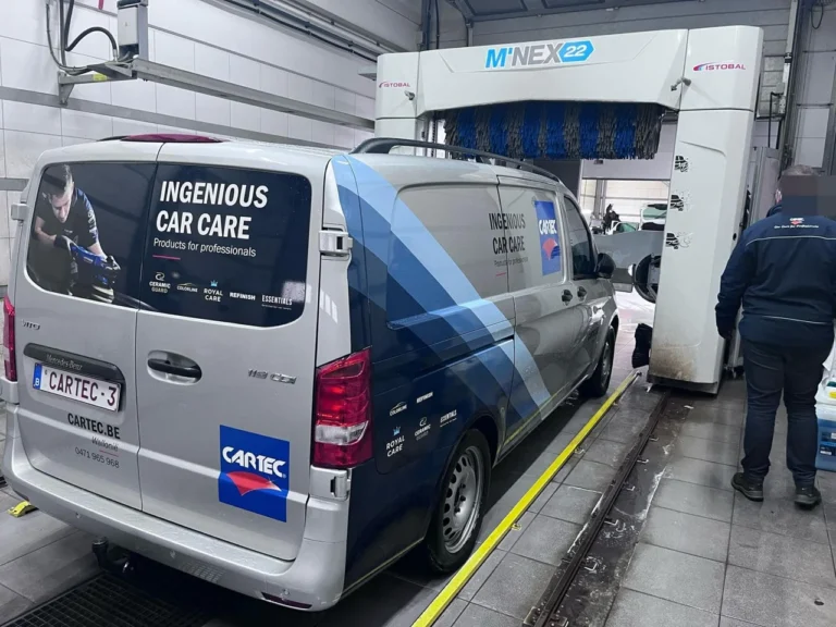 Mercedes-Benz Vito Cartec devant un portique de lavage automatique