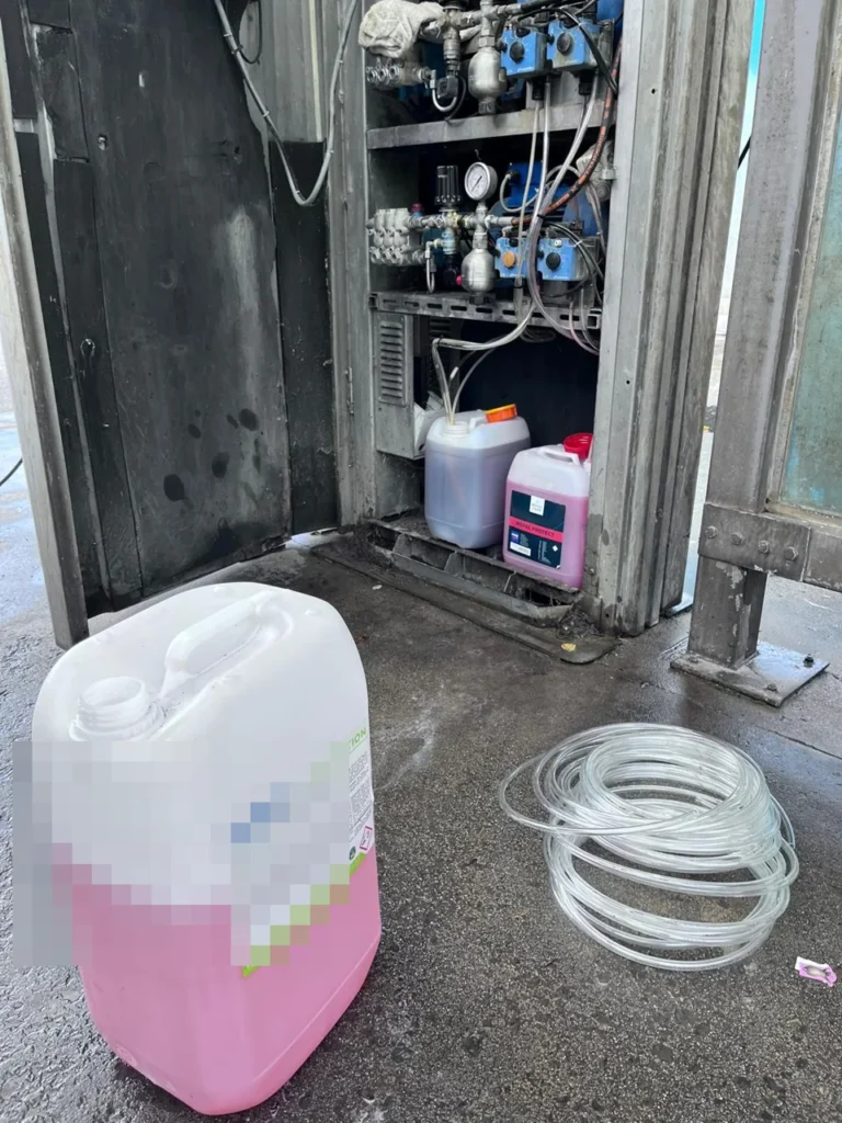 Alimentation de la station self-wash en produits et tuyaux de dosage