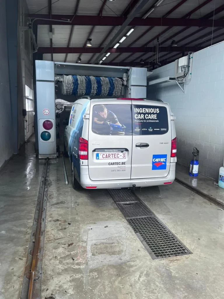 V&eacute;hicule Cartec pendant un essai de lavage au portique