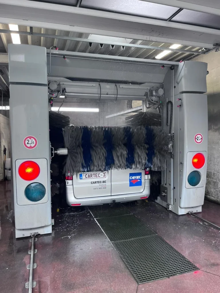 Brosses du portique automatique en action sur le Mercedes-Benz Vito Cartec