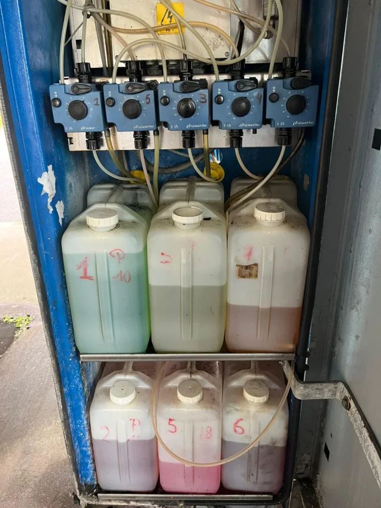 Doseurs et bidons d&rsquo;alimentation dans une armoire technique