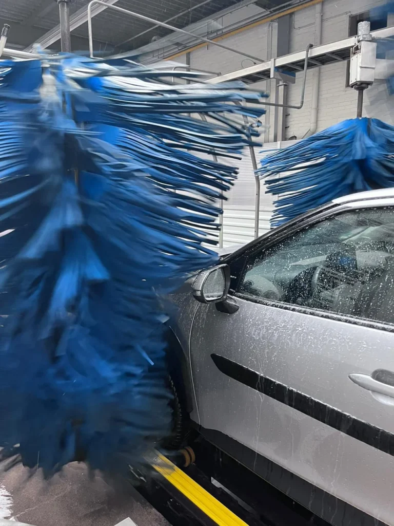 Brosses de lavage en action sur une Toyota Yaris Cross en tunnel