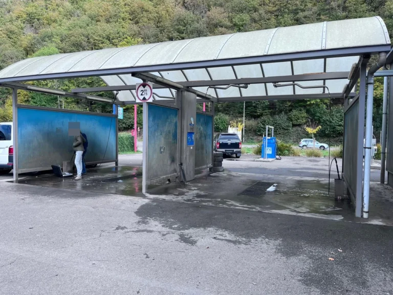 Pistes couvertes de self-wash et poste de lavage haute pression