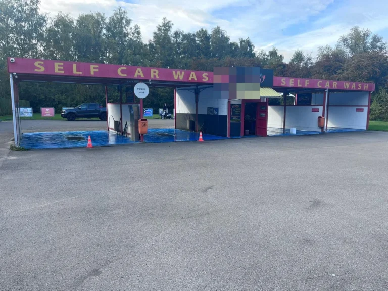 Vue d&rsquo;ensemble des pistes de lavage automobile en libre-service