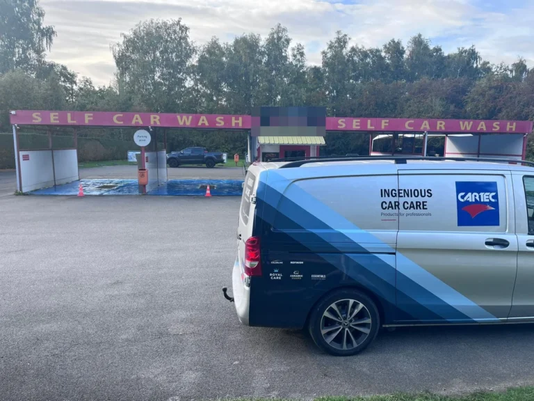 Mercedes-Benz Vito Cartec devant une station self-wash