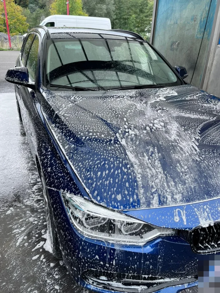 BMW S&eacute;rie 3 couverte de mousse en station self-wash
