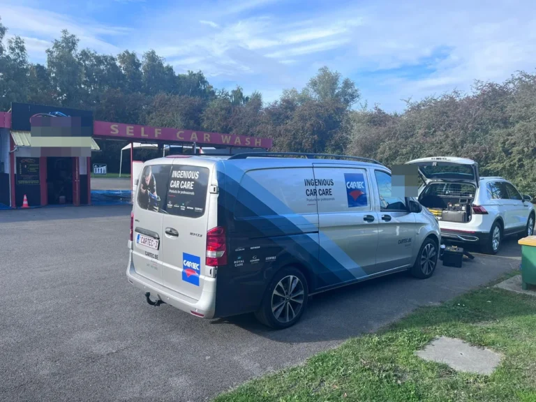 V&eacute;hicule Cartec et mat&eacute;riel de lavage devant les pistes self-wash