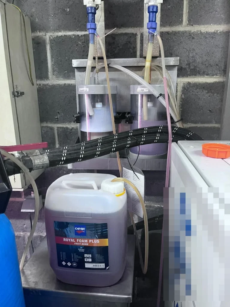 Bidon Cartec Royal Foam Plus Fruit Bomb raccord&eacute; au syst&egrave;me de dosage