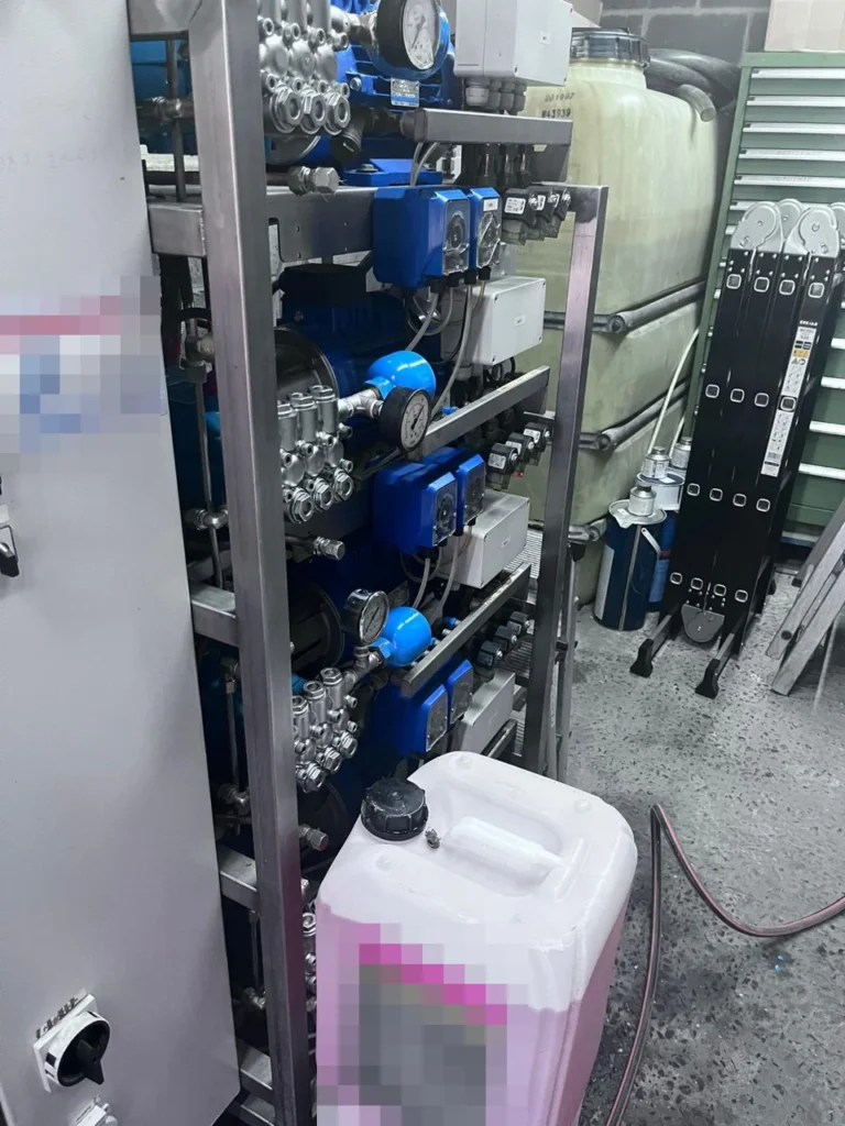 Pompes et manom&egrave;tres du local technique de lavage automatique