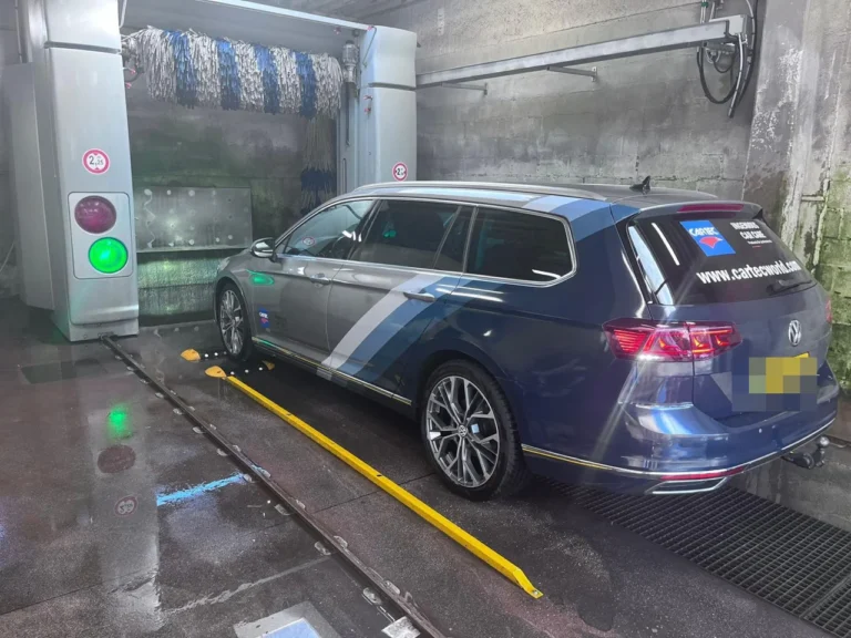 Volkswagen Passat Cartec pendant un cycle au portique automatique