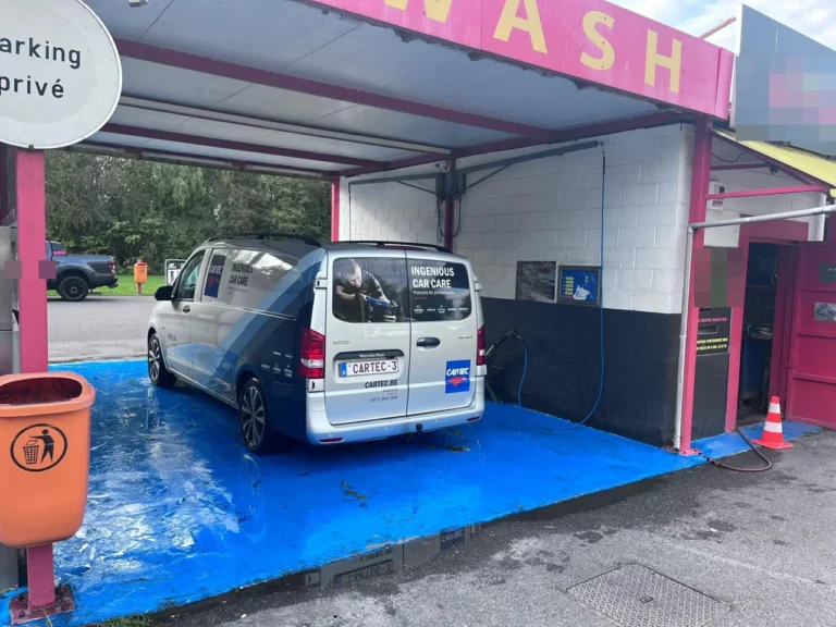 Mercedes-Benz Vito Cartec dans une piste de lavage self-wash