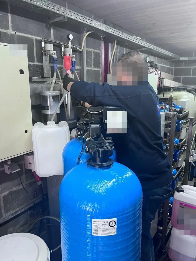 R&eacute;glage des doseurs et du traitement d&rsquo;eau dans le local technique