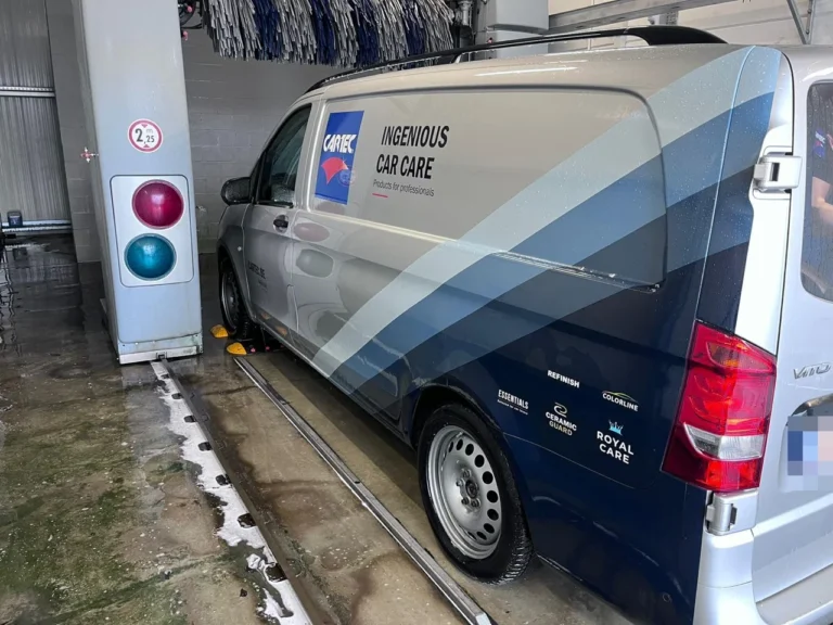 Mercedes-Benz Vito Cartec sur les rails du portique automatique
