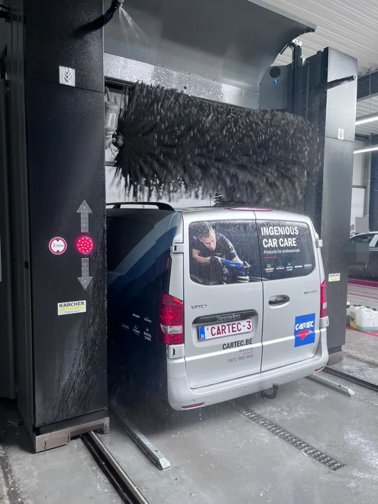 Mercedes-Benz Vito Cartec pendant un cycle au portique automatique