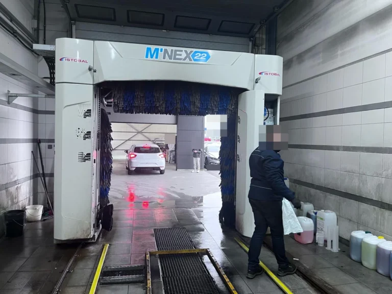 Intervention technique et bidons de produits pr&egrave;s du portique de lavage