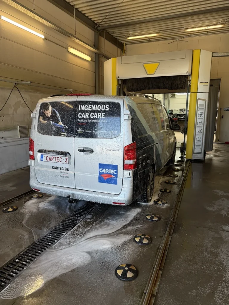 Vito CARTEC : vue arri&egrave;re dans le portique jaune
