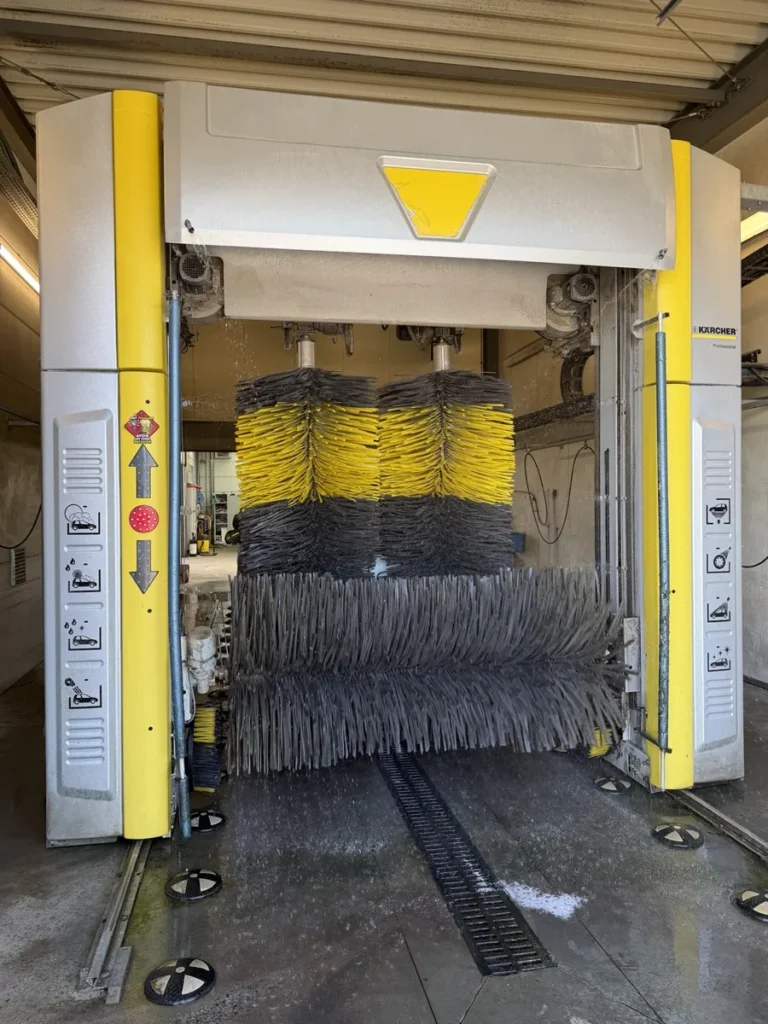 Portique jaune &agrave; brosses : vue de l&rsquo;installation