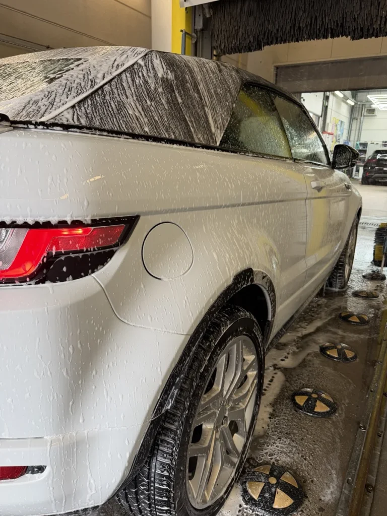 Range Rover Evoque cabriolet blanc : mousse sur la capote et l&rsquo;arri&egrave;re au portique