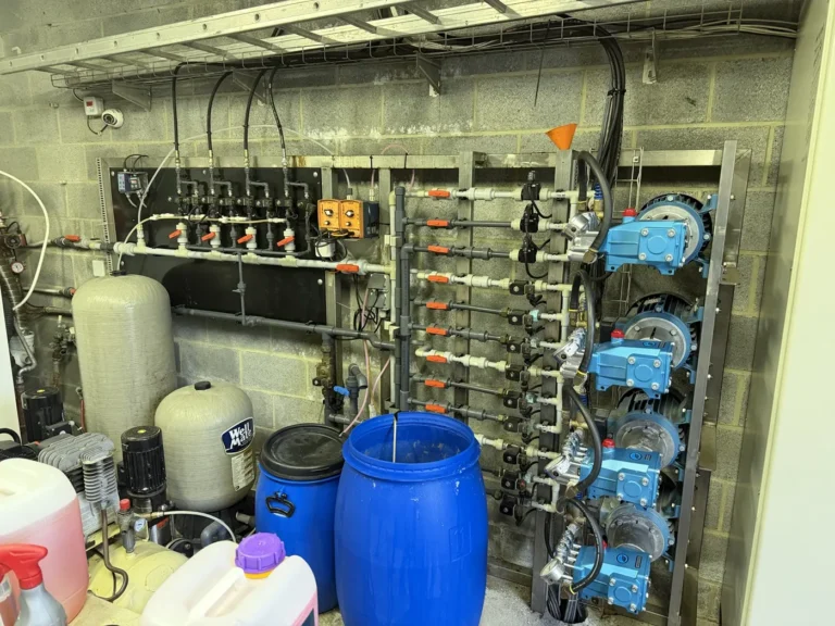 Local technique d&rsquo;une station de lavage avec pompes, tuyauteries et alimentation en produits Royal Care