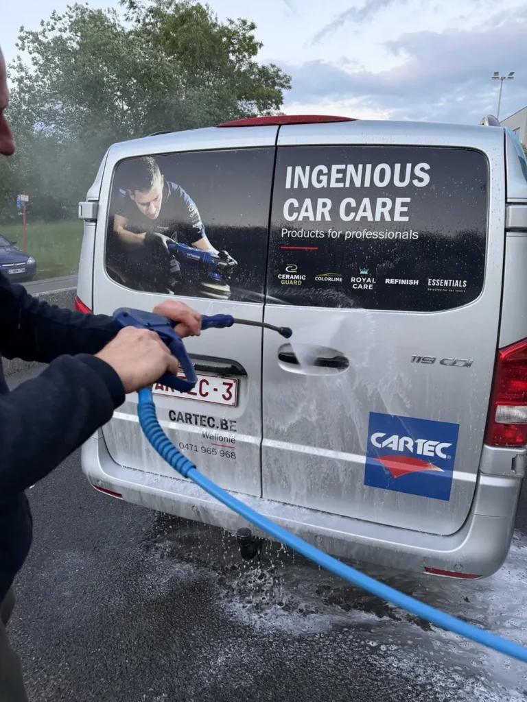 Rin&ccedil;age haute pression de l&rsquo;arri&egrave;re du v&eacute;hicule Cartec Wallonie dans une station de lavage