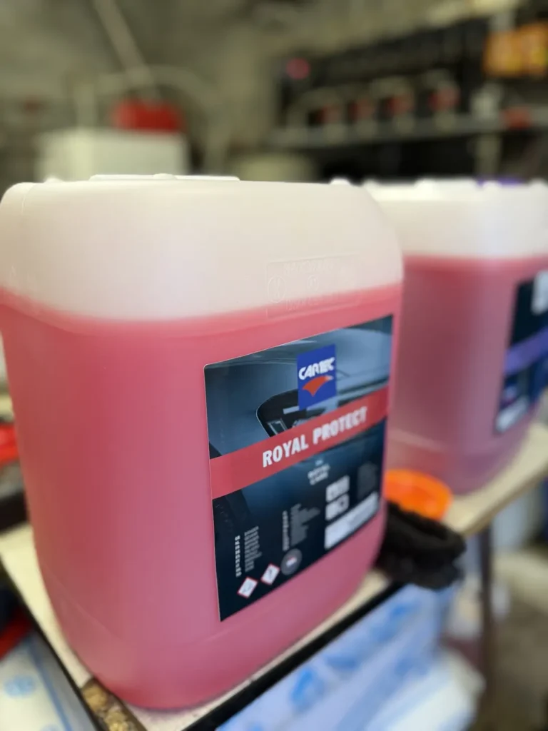 Bidon Cartec Royal Protect dans le local technique d&rsquo;une installation de lavage