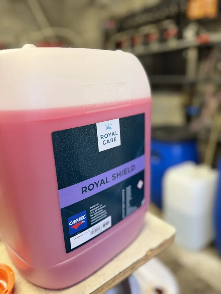 Bidon Cartec Royal Shield de la gamme Royal Care dans le local technique d&rsquo;un car-wash