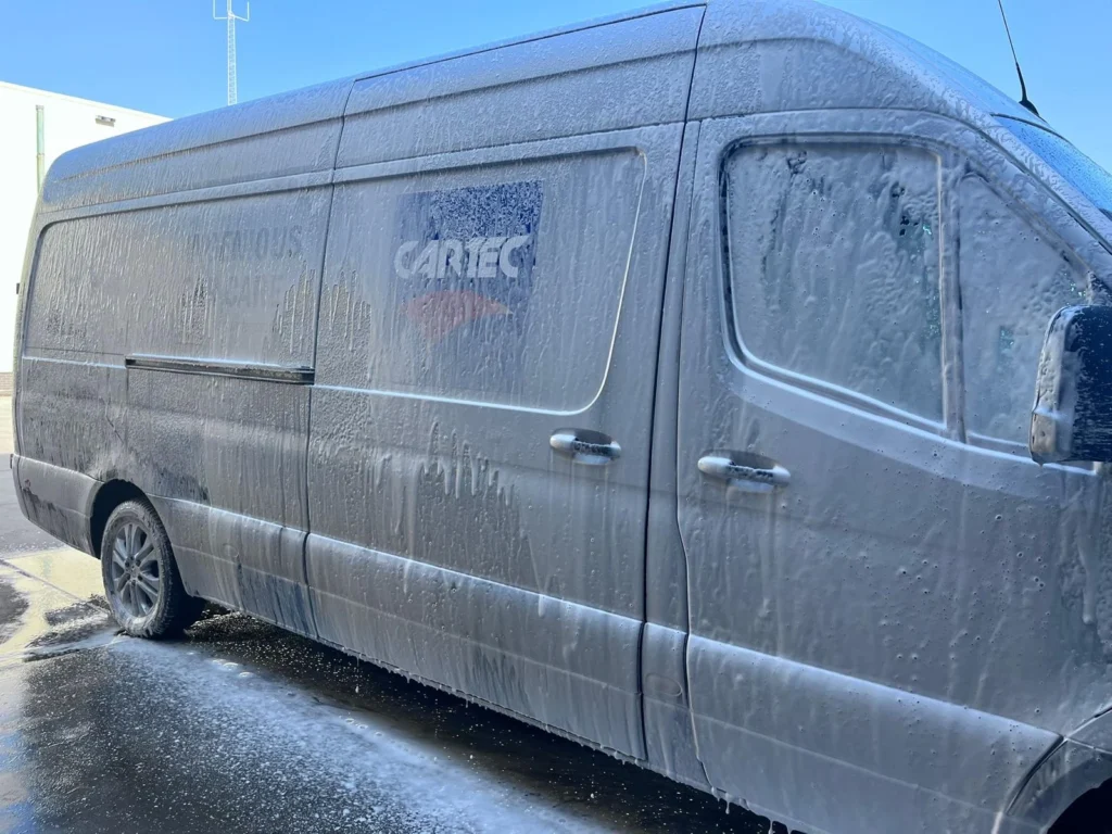Mercedes-Benz Sprinter Cartec recouvert de mousse pendant la découverte du Splash Shampoo 2.0