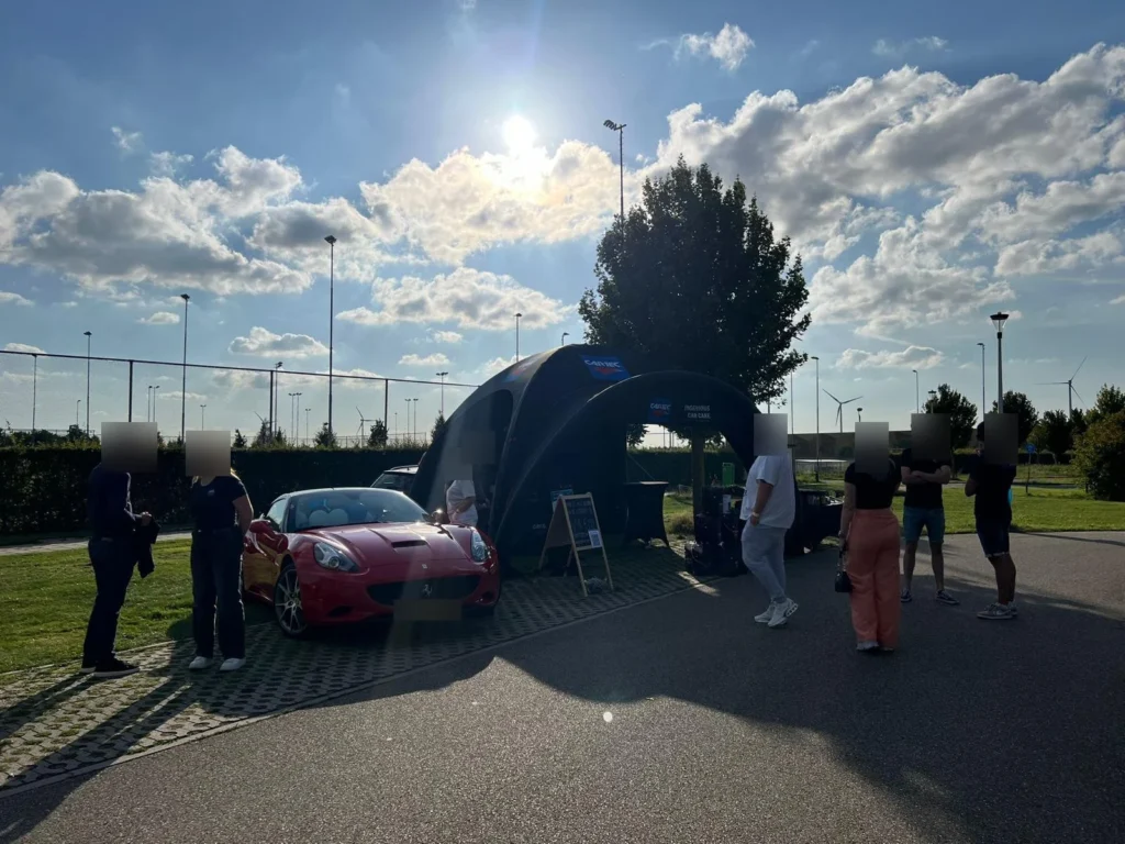 Présentation des produits Cartec lors d’un événement automobile