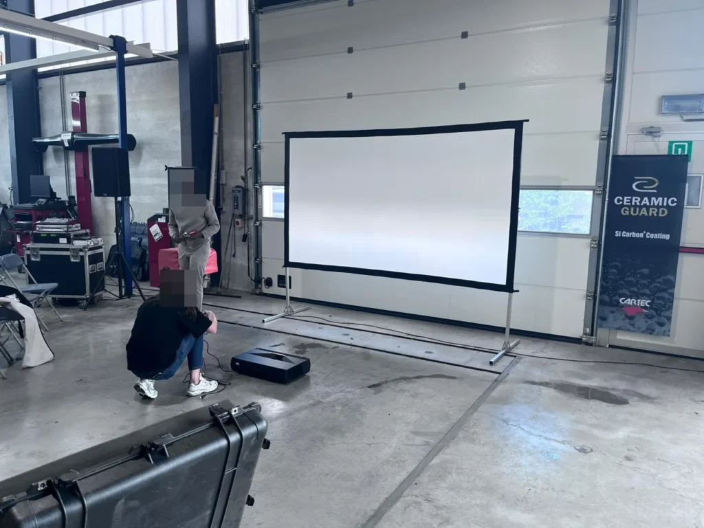 &Eacute;cran de projection et banni&egrave;re Cartec Ceramic Guard pr&eacute;par&eacute;s pour la pr&eacute;sentation chez Wondercar Steveny
