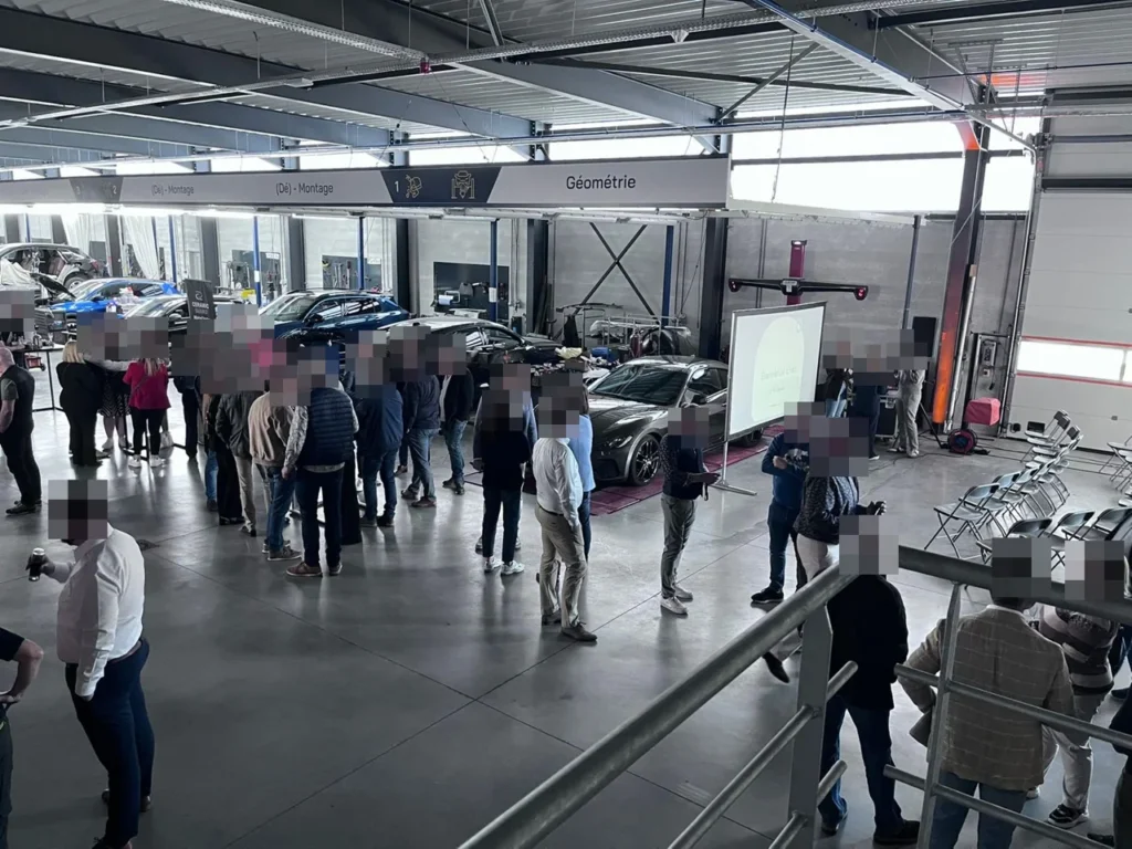 Autre vue des participants et de l&rsquo;&eacute;cran de pr&eacute;sentation chez Wondercar Steveny, visages masqu&eacute;s